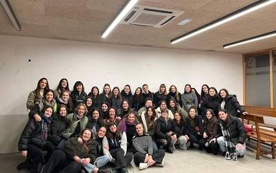 [ARGAZKI GALERIA]  Gazte feministek biribilketa egin zuten atzo Iurretan