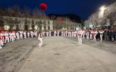 Txukun egin dute dantza herritarren aurrean Eskoriatzako aurtengo Santa Ageda neska-mutilek
