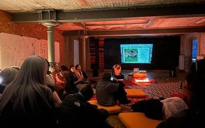 Iaiaiai Molenbeekeko Manchester espazioan: irrintzia, hizkuntza, komunikazioa
