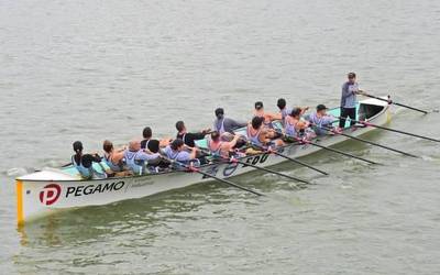 Badok13 taldeko arraunlariak garaile, Julian Enrikeren omenezko traineru jaitsieran
