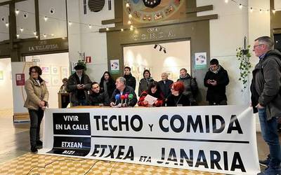 Pertsona batzuen gutxieneko eskubideak ez dizkietela erakundeek bermatzen salatu dute gizarte-eragileek