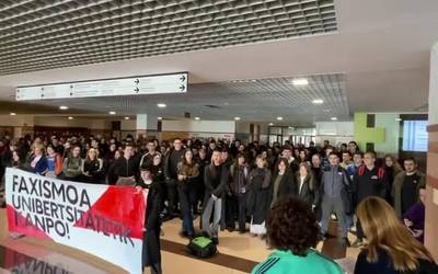 "Irakasle faxista oro" unibertsitatetik kanporatzeko exijitu dute Farmaziako ikasleek