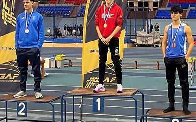 Eñaut Arburua atleta lesakarrak 18 urtez beheitiko Gipuzkoako txapelketa irabazi du 400 metroko lasterketan