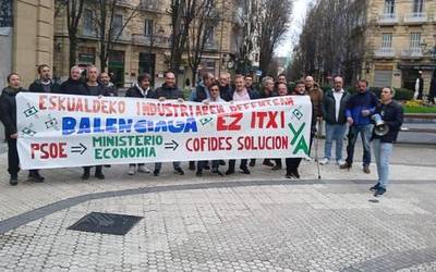 PSE-EEren egoitza aurrean elkarretaratu dira Balenciagako langileak, Donostian
