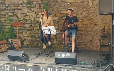 Julene eta Unai bikote akustikoaren saioa, egubakoitzean, Inkernun