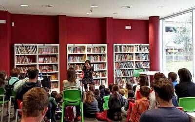 Mintzoan Kux-Kux irakurketa klubaren urteko lehen hitzordua finkatu dute otsailaren 14rako, Lesakako liburutegian