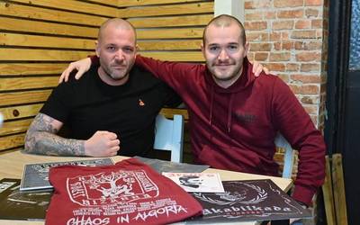 'Piña' eta Lores: "Bilduma honetarako batu diren musika-taldeek udalerri honetan estalita zegoen errealitate bat plazaratu zuten"