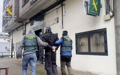 Gizon bat atxilotu du Guardia Zibilak Amurrion, hildako bi agenteren kontura sare sozialetan barre egitea egotzita