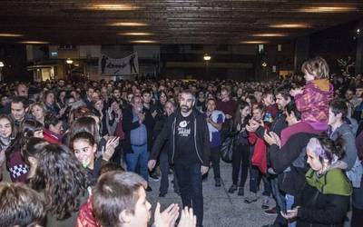 Aiaraldean bost lagun salatu ditu poliziak 2014tik sare sozialetan mezuak zabaltzeagatik, eta bat espetxeratu