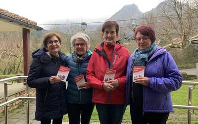 [BIDEOA]: "Abesti hauek transmititu egin behar ditugu, bizirik mantendu"