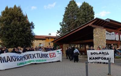 Solariaren kontratuen "arriskuez" ohartarazi dituzte Gaubeako herritarrak