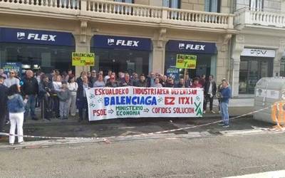 Balenciagako langileek protesta egin dute gaur Donostian, PSE-EE kongresua egiten ari den tokian