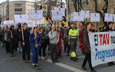 Azpiegiturarik "suntsitzaileenaren" aurkako protesta jendetsua, Iruñean