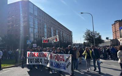 Industriaren defentsan manifestazioa egin dute