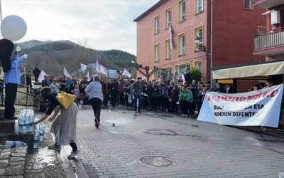 'Aramaixo bizi-bizi' eguna, herriaren eta mendien defentsan