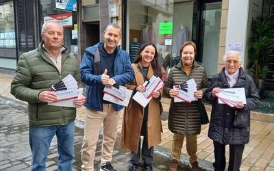 Neguko azokan zozkatutako erosketa txartelak eman ditu Gertuk