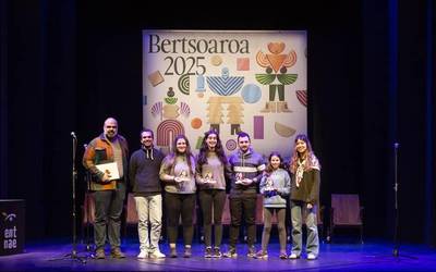 Eneko Lazkozek Bertsopaper Lehiaketako saria irabazi du