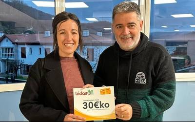 Bidasoil gasolindegian 30€-ko opari txartela hartu du Jaione Ariztegi urroztarrak