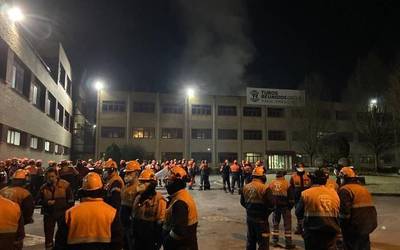 Tubos Reunidos enpresako zuzendaritzak eta sindikatu gehienek akordioa lortu dute labea konpondu bitartean betetzen ez diren lanaldiak arautzeko
