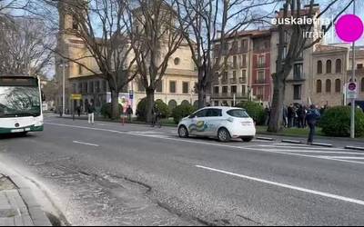 Billabesetako gidariek elkarretaratzea egin dute gaur; bihar, lanuzteak