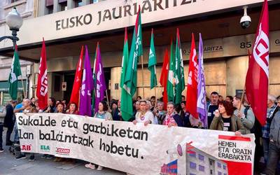 Hezkuntza Publikoko sukalde eta garbiketako grebak jarraipen handia izan du hirugarren egunean