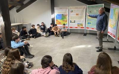 Arizmendi Ikastolako Gaztelupeko DBHko laugarren mailako ikasleak Kulturateko 'Habitat' erakusketan izan dira