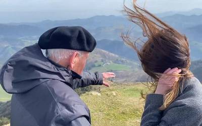 [BIDEOA] Oizko hegazkin istripua gertatu eta 40 urtera, Jose Antonio Izurietak lore-sorta eraman du mendi tontorrera