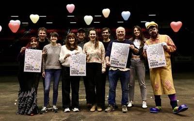 Pirritx, Porrotx eta Marimotots pailazoei ‘Maite zaitut!’ erraldoia esateko jairako sarrerak zozkatuko ditu ANBOTOk