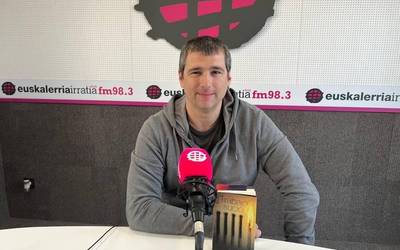 Eneko Olza: “Iruñeko 90. hamarkadako giro politiko asaldatua liburuaren oinarrian dago"
