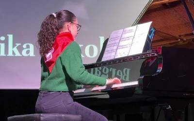 Haur eta gaztetxoen piano jaialdia, gurasoen txaloekin zorionduta