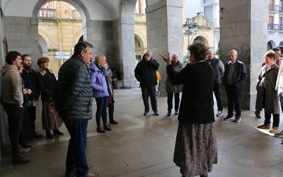 Dozenatik gora lagunek bisita gidatua egin dute Azkoitiko udaletxean