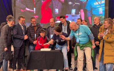 Zientzia eta teknologiaz gozatzen, ikuskizun bihurtu den First Lego League lehiaketan