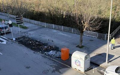 Bost edukiontzi erre dituzte Aretxabaletan