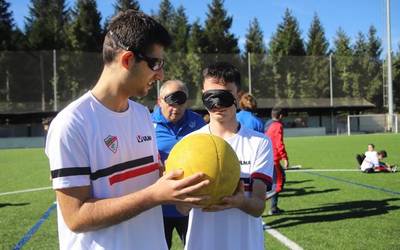 Futbol inklusiboak 60 gaztetxo inguru batu ditu Azkoagainen