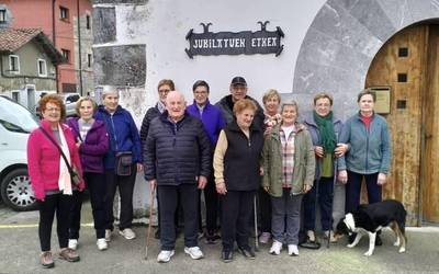 [ARGAZKIAK] Goizuetako adinekoek Ibilaldi Osasuntsuak egiten dituzte hamabostean behin