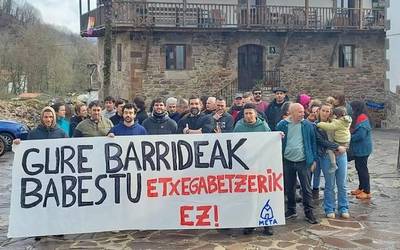 «Zubietako Udalak bizilagun bat etxegabetu» nahi izan duela salatzeko elkarretaratzea egin dute