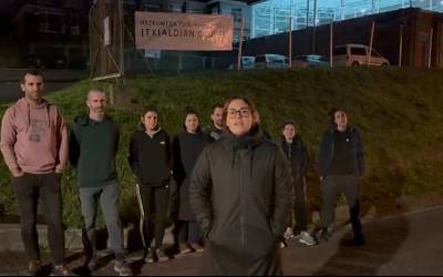 Hezkuntzako greba deialdia indartzeko itxialdia egin dute bart hainbat irakaslek Plentzian