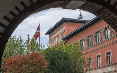 Erandioko udaletxean Espainiako bandera eta erregearen irudia jartzea bozkatuko dute gaur