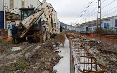 Gardeako tren ibilbidean 2,5 metroko hesia eraikitzen ari da ADIF