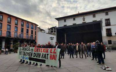 Protesta zaratatsua egin dute Sidenorreko langileek plazan