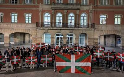 Ez dute Espainiako bandera Erandioko udaletxean zintzilikatuko