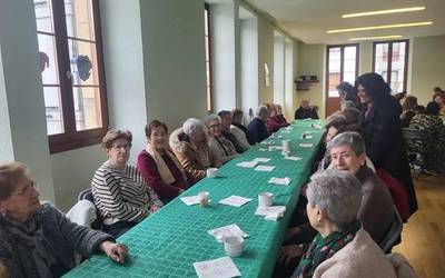 Udal ordezkarien bisita jaso dute Bizipoza eguneko arreta zerbitzuko erabiltzaileek