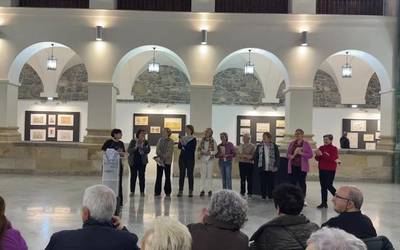 Pilar Ansoategi omendu dute, hark egindako margoen erakusketa ixtearekin batera
