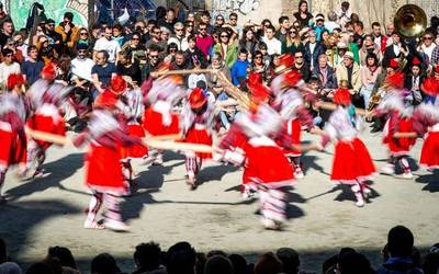 Koko-zuriek eta beltzek trapu zaharrak garbituko dituzte plazan igandean