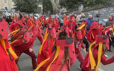 Euskal mitologiaren gaia aukeratu du Mariaren Lagundia Ikastolak Aratusteetako desfilerako