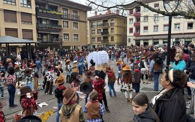 'Country' doinuez jantzi dira Oñatiko kaleak Txantxiku Ikastolako LHko ikasleen desfilean