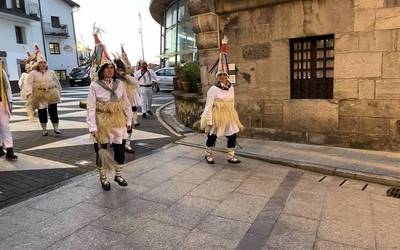 Giro ederra Aian, kuadrillen arteko mozorro topaketan