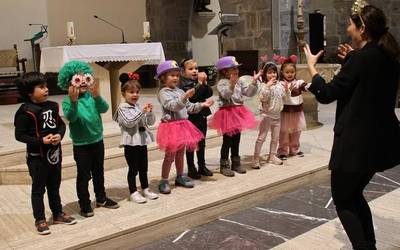 Harremanen aldeko elkartasun emanaldia, iruditan