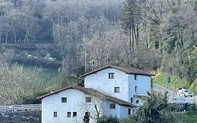 Bi autoren eta txirrindulari baten arteko istripua izan da Zudugarai gainean, eta itxita dago errepidea