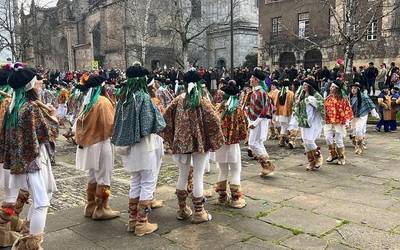 Kalerik kale dantzan ibili dira Oñatin goizean goizetik